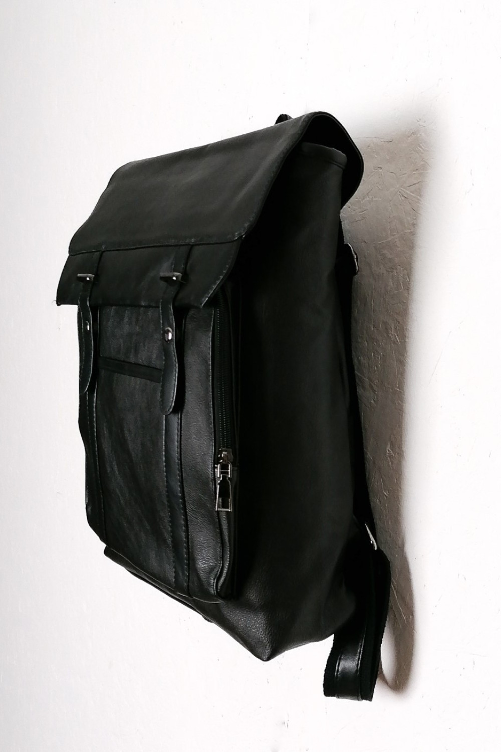 Ανδρικό μαύρο δερματίνη σακίδιο πλάτης με τσέπη DR2006E