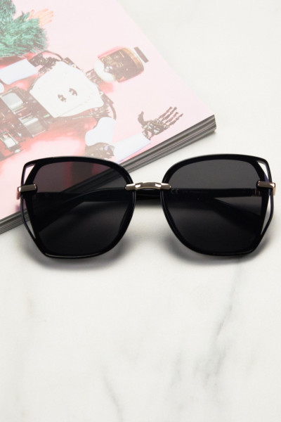 Γυναικεία μαύρα πολυγωνικά γυαλιά ηλίου με κοκκάλινο σκελετό Premium  S1110