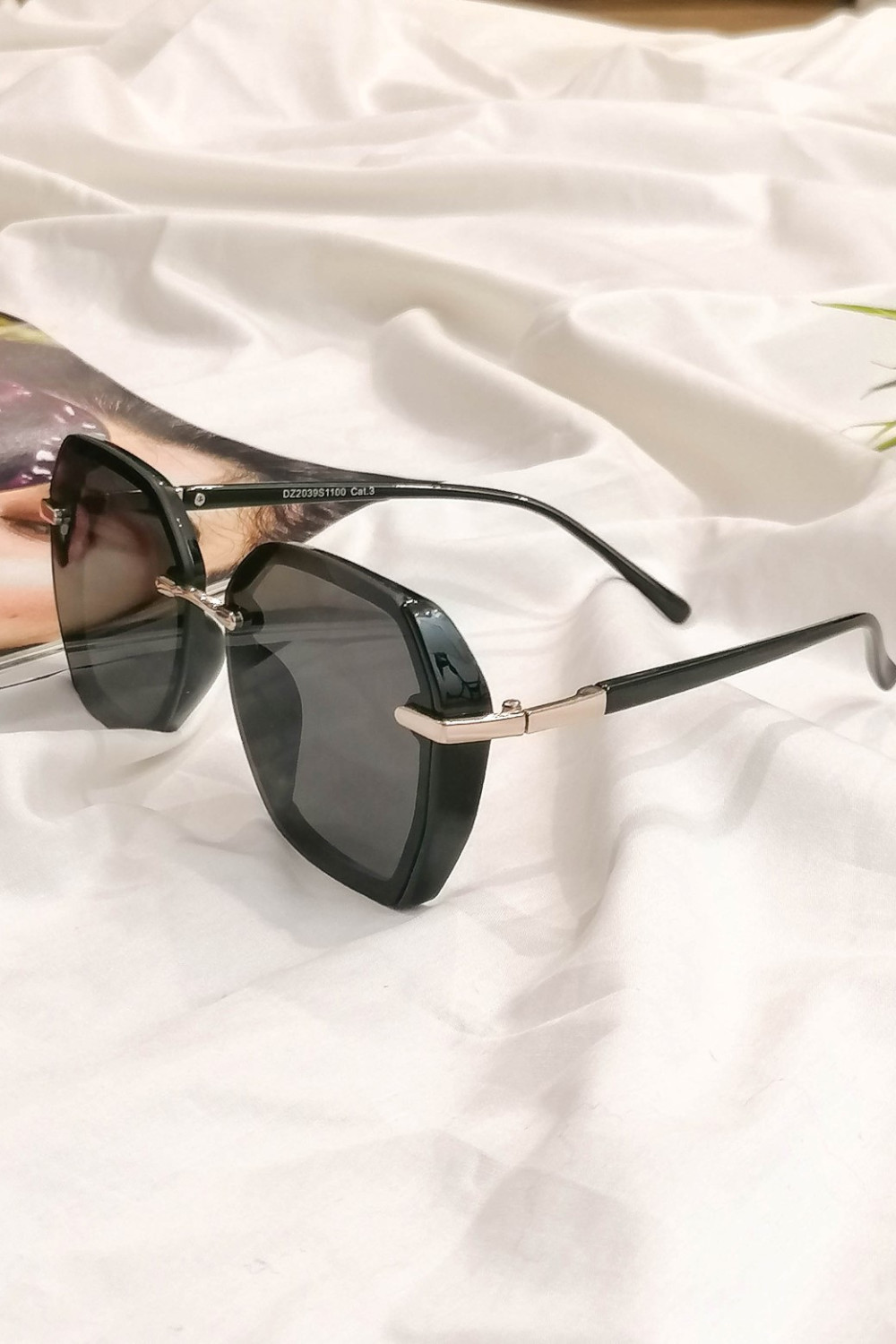 Γυναικεία μαύρα πολυγωνικά γυαλιά ηλίου με κοκκάλινο σκελετό Premium S1100L