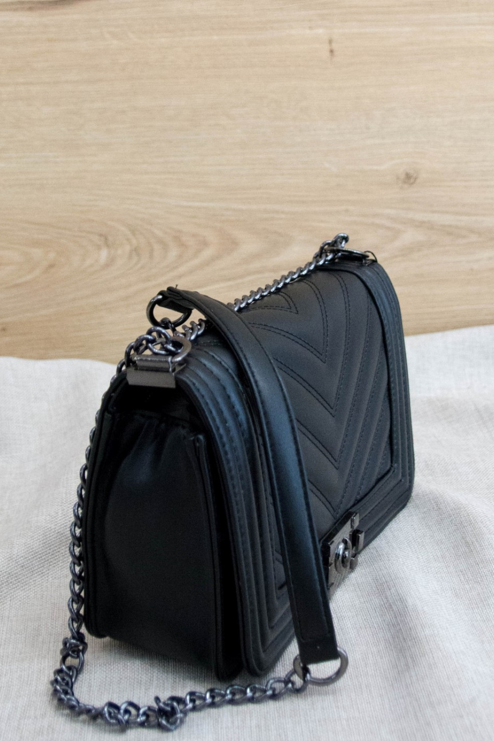 Γυναικεία μαύρη καπιτονέ τσάντα ανθρακί αλυσίδα P68591