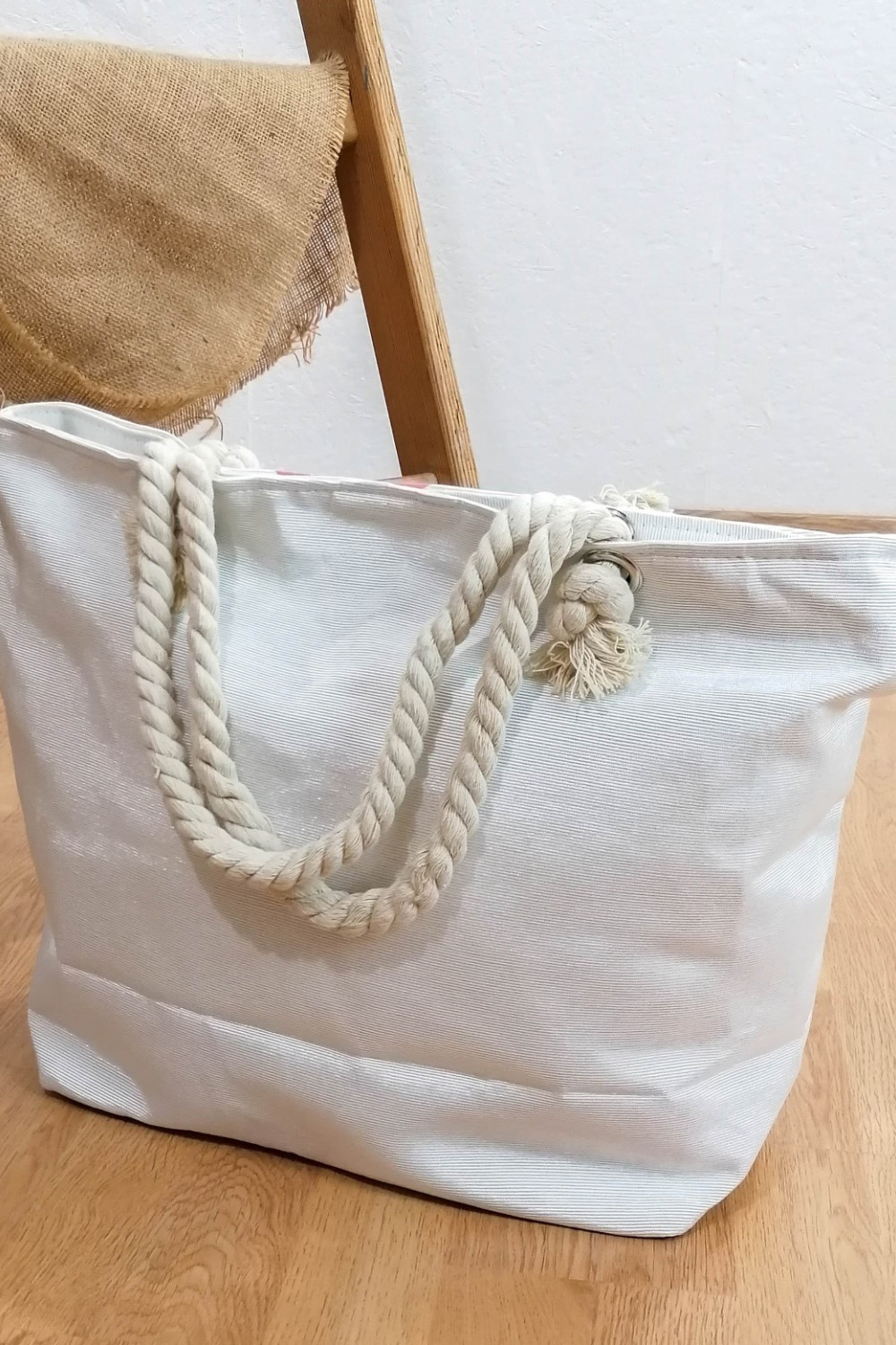 Γυναικεία λευκή τσάντα θαλάσσης με τύπωμα 213018C